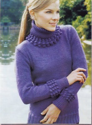 Фиолетовый свитер с шишечками