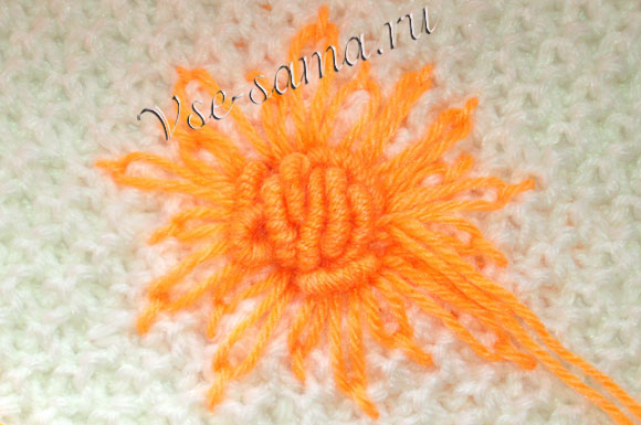 Вышитые хризантемы на вязаном полотне -8