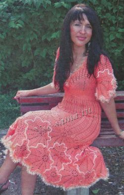 Платье крючком персикового цвета