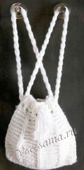 Белая сумка спицами из объемной пряжи