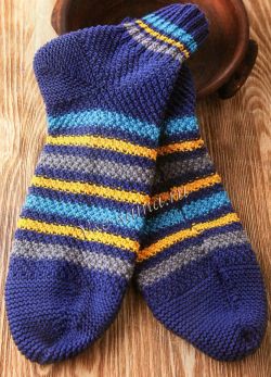 Синие носки спицами с полосками