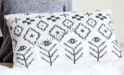 Белая подушка спицами с рисунком