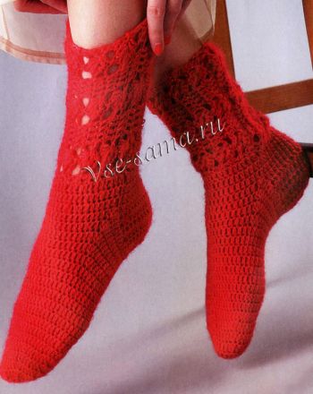 Красные носки, связанные крючком