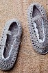 Серые ажурные тапочки крючком