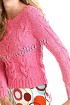 Розовый пуловер с косами