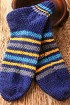 Синие носки спицами с полосками