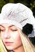 Белый берет с цветком крючком
