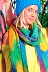 Однотонная шапка и разноцветный шарф