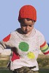Пуловер спицами с цветными кругами и шапка