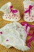 Белые пинетки и шапочка с бусинками спицами