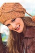 Шапочка спицами с узором из листьев