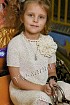 Белое платье спицами и брошь
