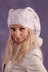 Белая шапка с помпоном