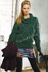 Зеленый пуловер с узором из кос