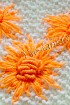Вышитые хризантемы на вязаном полотне
