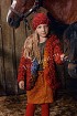 Яркий жакет спицами с бахромой и шапочка