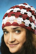 Бело-бордовая шапочка