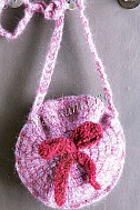 Круглая сумка крючком с бантиком