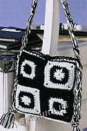 Черно-белая сумочка с квадратами