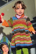 Детское платье из пряжи секционного крашения