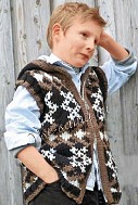 Жилет спицами с жаккардовым узором и капюшоном