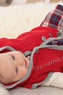Красный жилет с капюшоном