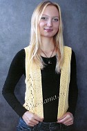 Желтый ажурный жилет спицами