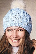 Голубая шапка с пушистым помпоном