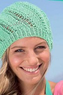 Светло-зелёная шапка бини спицами