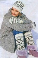 Комплект с орнаментом: шапка, варежки и гольфы