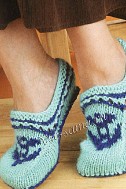 Голубые тапочки спицами с рисунком