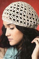 Бежевый ажурный берет крючком