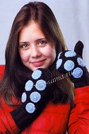 Варежки с голубыми кругами