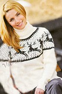 Белый женский свитер спицами с оленями