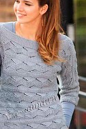Связанный поперёк серый пуловер
