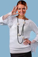 Белый пуловер спицами с ажурной каймой