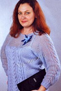 Ажурный голубой пуловер спицами