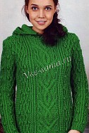 Зелёный свитер с капюшоном