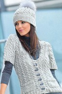 Светло-серый приталенный жакет и шапочка спицами