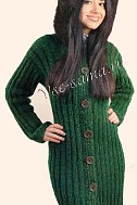 Зеленое пальто с меховой отделкой капюшона