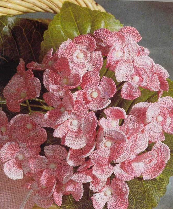 Букет нежно-розовых цветов связанных крючком