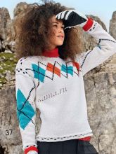 Белый пуловер с разноцветными ромбами, фото