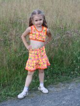 Яркий костюмчик для девочки, перед