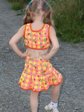 Яркий костюмчик для девочки, спинка