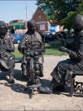 На фото памятник рукодельницам