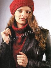 Бордовый берет с пуговицами и манишка