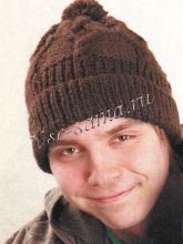 Коричневая шапка с помпоном