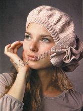 Бежевый берет с большим цветком