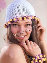 Белая шапочка с цветочками и браслет