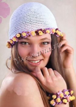 Белая шапочка с цветочками и браслет